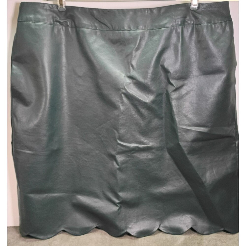 Skies Are Blue Scalloped Hem Faux Leather Mini Skirt in Deep Teal SIZE: 1X